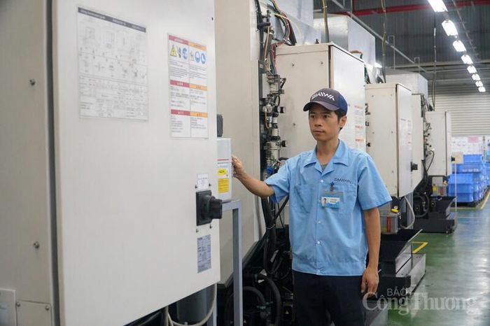 Anh Lê Bá Minh kiểm tra hoạt động máy móc tại Công ty TNHH Daiwa Việt Nam