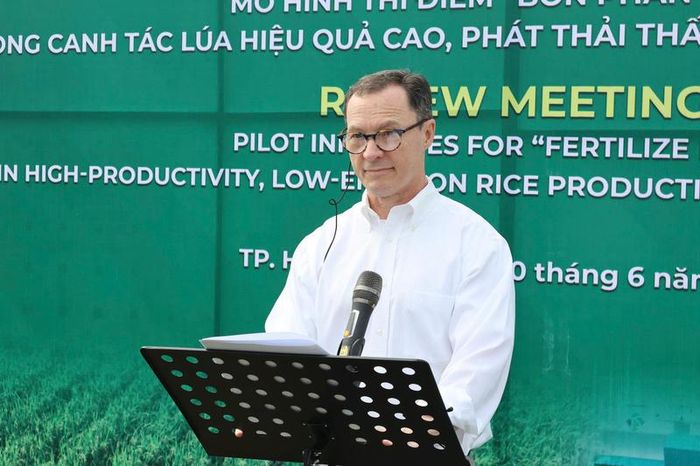 Ông Ralph Bean, Tham tán Nông nghiệp Đại sứ quán Hoa Kỳ tại Việt Nam chia sẻ tại ruộng mô hình HTX Hữu Chung, thành phố Hải Phòng. Ảnh: Phương Nam