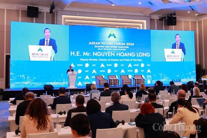 Thứ trưởng Nguyễn Hoàng Long phát biểu tại Phiên toàn thể 4 “ Tăng cường an ninh năng lượng trong tình hình mới”. Ảnh: Quỳnh Trang