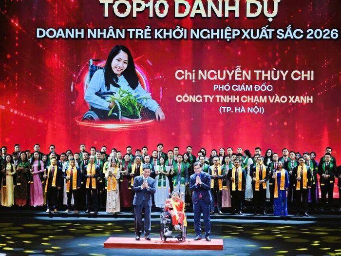 Phó Thủ tướng Nguyễn Văn Thắng cùng các đại biểu trao danh hiệu TOP10 Doanh nhân trẻ khởi nghiệp xuất sắc danh dự 2026. Ảnh: TS
