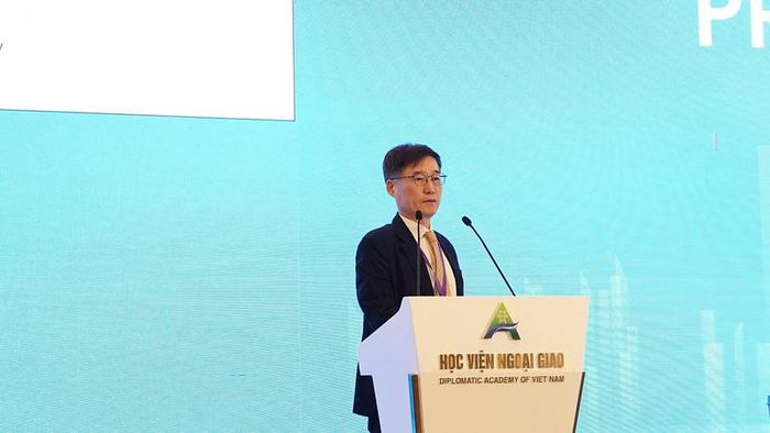 GS. Lee Keun cho rằng, Việt Nam cần phát huy mạnh hơn vai trò của các doanh nghiệp dẫn dắt trong những ngành có lợi thế cạnh tranh. Ảnh: Diệu Linh
