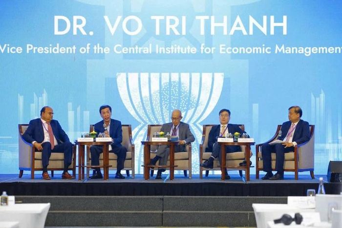 TS. Võ Trí Thành (thứ hai từ trái sang) chia sẻ góc nhìn từ phía Việt Nam. Ảnh: Quang Hòa