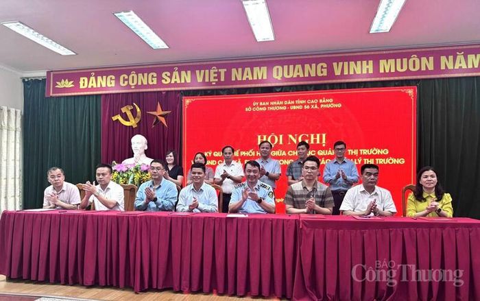 Chi cục Quản lý thị trường tỉnh Cao Bằng ký quy chế phối hợp với UBND các xã, phường trong công tác quản lý thị trường. Ảnh: Lê Hà