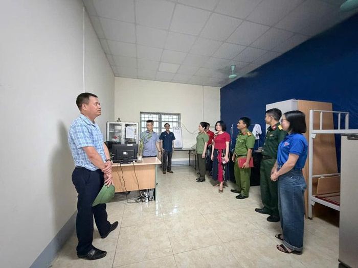 Lực lượng Công an phối hợp với các cơ quan chức năng tăng cường kiểm tra phương án bảo đảm an ninh, an toàn tại kỳ thi tốt nghiệp THPT 2026. Ảnh: Ngọc Huyền