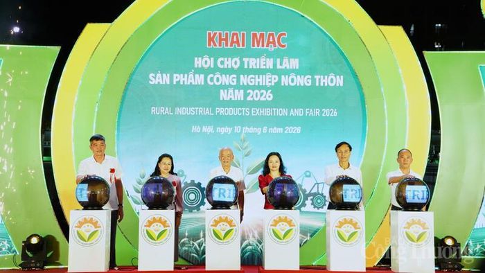 Các đại biểu thực hiện nghi thức khai mạc hội chợ.