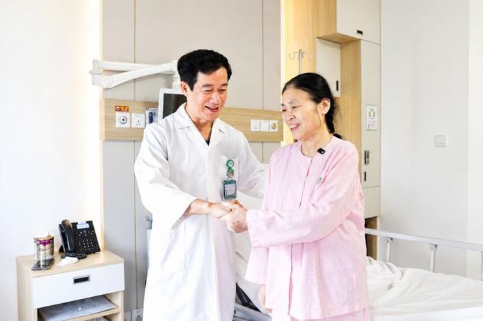 Bệnh nhân Tâm cảm ơn bác sĩ Trịnh Minh Thanh.
