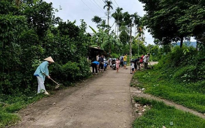 Người dân xã Yên Thắng tham gia dọn vệ sinh, góp phần giữ gìn cảnh quan môi trường nông thôn.