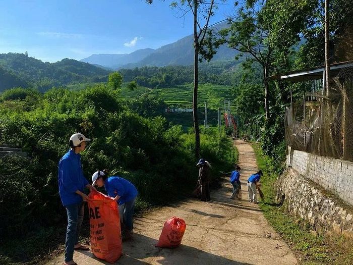 Đoàn viên, thanh niên xã Yên Thắng thu gom rác thải, góp phần xây dựng hình ảnh điểm đến xanh, sạch, đẹp.