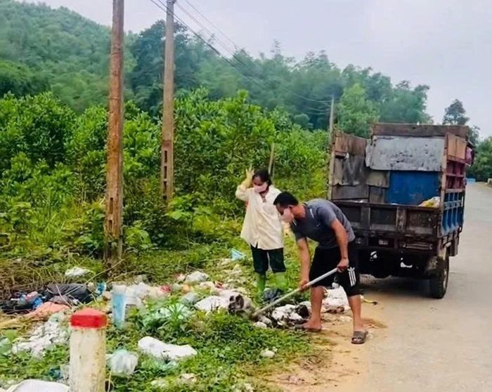 Anh Hà Văn Cộp và chị Vi Thị Thiệu thu gom rác thải tại khu vực bản Ngàm Pốc, xã Yên Thắng sau khi nhận được phản ánh của người dân.