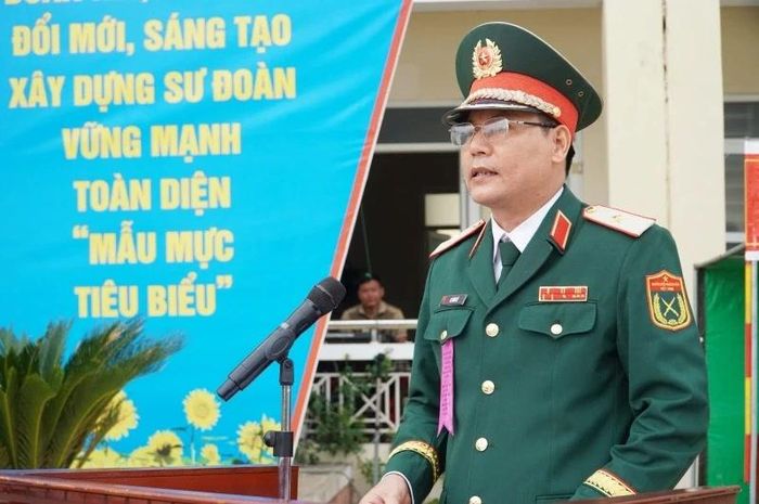Thiếu tướng Lê Văn Vỹ, Phó Tham mưu trưởng Quân khu 4 phát biểu tại buổi lễ.