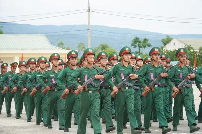 Các chiến sĩ tham gia nội dung duyệt đội ngũ.