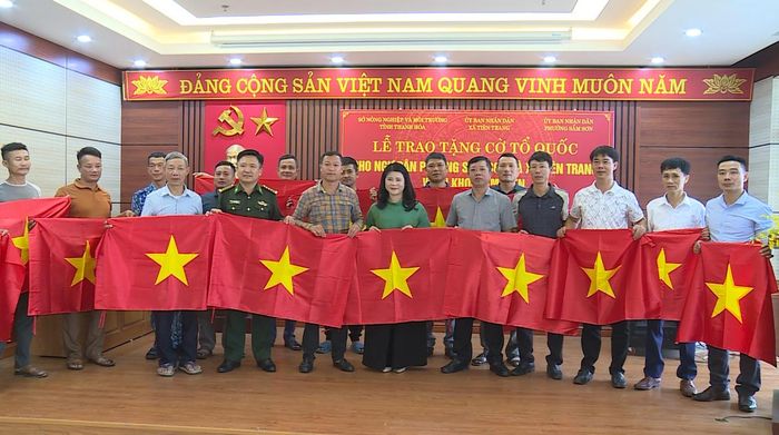 Các đại biểu trao cờ Tổ quốc cho ngư dân.