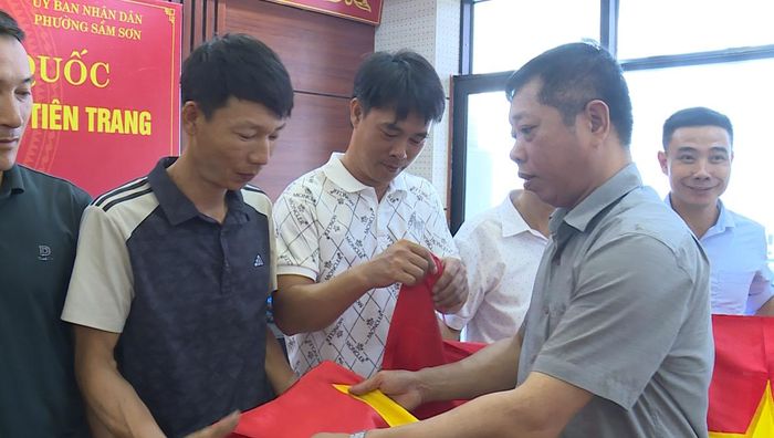 Phó Giám đốc Sở NN&MT Nguyễn Đức Cường trao cờ Tổ quốc cho ngư dân.
