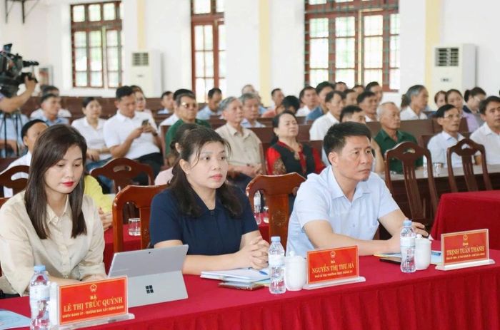 Đại biểu và cử tri phường Quảng Phú tham dự hội nghị tiếp xúc cử tri.