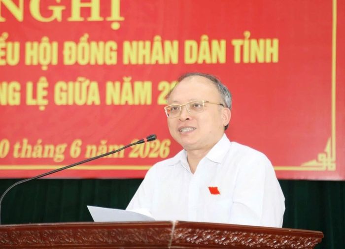 Đại biểu Lê Trọng Thụ, Tỉnh ủy viên, Giám đốc Sở Tài chính tiếp thu ý kiến, kiến nghị của cử tri.