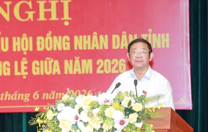 Đại biểu Lê Văn Tuấn, Bí thư Đảng ủy, Chủ tịch HĐND phường Sầm Sơn báo trình bày cáo tóm tắt tình hình phát triển kinh tế - xã hội, quốc phòng - an ninh 5 tháng đầu năm và nhiệm vụ trọng tâm những tháng cuối năm 2026.