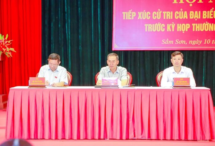 Các đại biểu Tổ đại biểu HĐND tỉnh số 25 tiếp xúc cử tri.