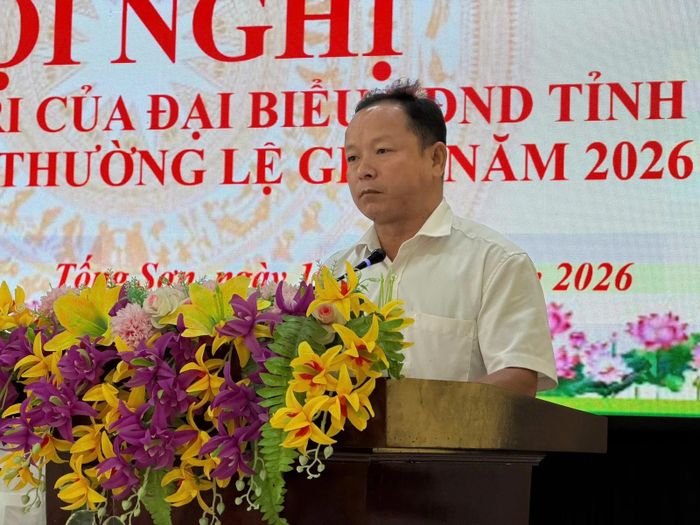 Cử tri phát biểu tại buổi tiếp xúc.