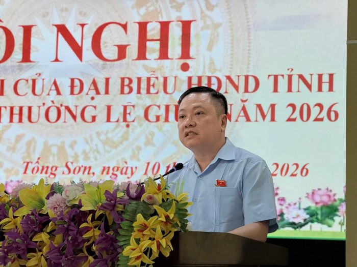 Đại biểu Mai Nhữ Thắng, Bí thư Đảng ủy, Chủ tịch HĐND xã Hà Long giải trình một số kiến nghị của cử tri.