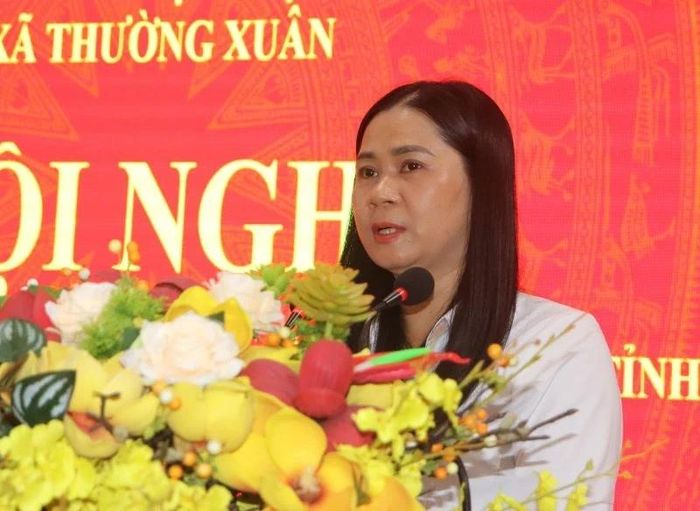 Đại biểu Cầm Thị Phượng báo cáo tóm tắt tình hình phát triển kinh tế - xã hội, quốc phòng - an ninh 5 tháng đầu năm và ước thực hiện những tháng cuối năm 2026.