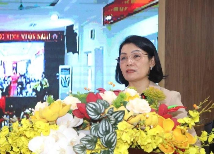 Phó Chủ tịch Thường trực Ủy ban MTTQ tỉnh Đỗ Thị Toán phát biểu tiếp thu ý kiến, kiến nghị của cử tri.