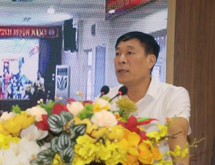 Cử tri phát biểu ý kiến tại hội nghị.