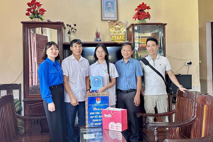 Đại diện lãnh đạo phường Hạc Thành và Đoàn TNCS Hồ Chí Minh trao quà, động viên em Tô Thị Quỳnh trước Kỳ thi tốt nghiệp THPT năm 2026.