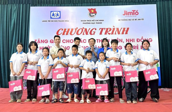 Nhiều suất quà được trao cho các em có hoàn cảnh khó khăn tại Làng trẻ em SOS Thanh Hóa.