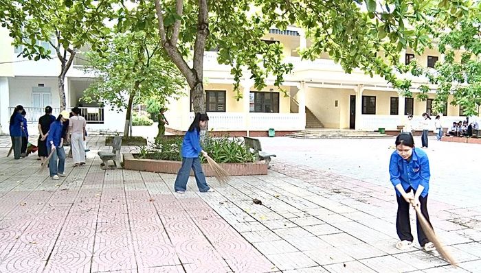 Các tình nguyện viên dọn dẹp khuôn viên trường trước giờ thi