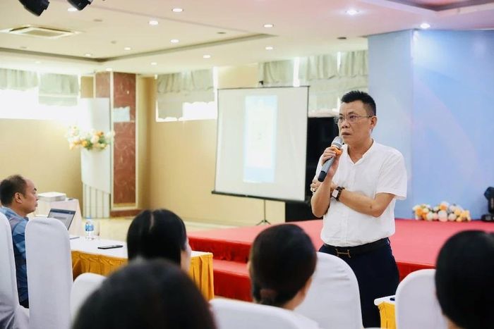 Chi cục trưởng Chi cục An toàn vệ sinh thực phẩm Thanh Hóa Lê Hồng Sơn, phát biểu tại hội nghị.