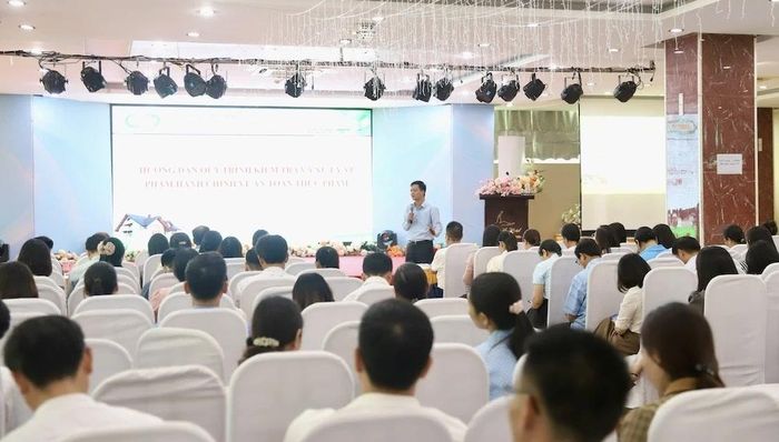 Báo cáo viên cập nhật kiến thức chuyên môn, kỹ năng nghiệp vụ trong công tác quản lý, kiểm tra, giám sát và xử lý các vấn đề liên quan đến ATTP.
