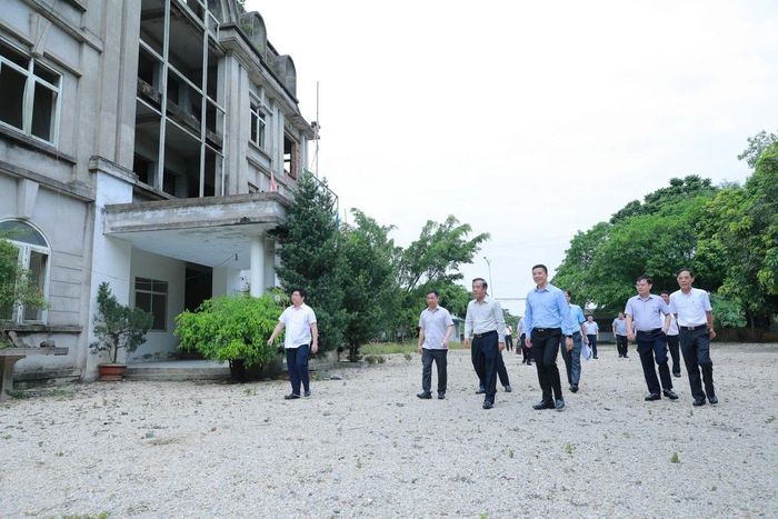 Bí thư Tỉnh ủy Lê Đức Thái và các thành viên trong đoàn kiểm tra Dự án Xưởng sửa chữa ô tô của Công ty Bình Hưng Phát.