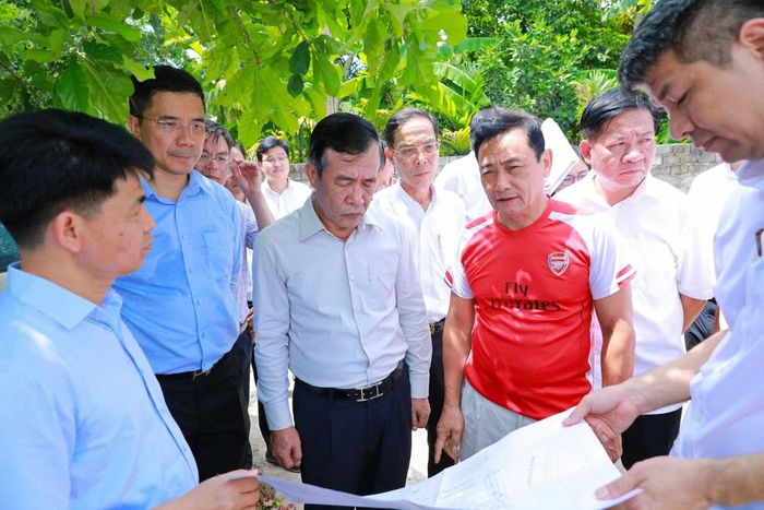 Bí thư Tỉnh ủy Lê Đức Thái và các thành viên trong đoàn kiểm tra Dự án xây dựng văn phòng và xưởng gia công hàng mây tre đan xuất khẩu của Hợp tác xã Tam Sơn.