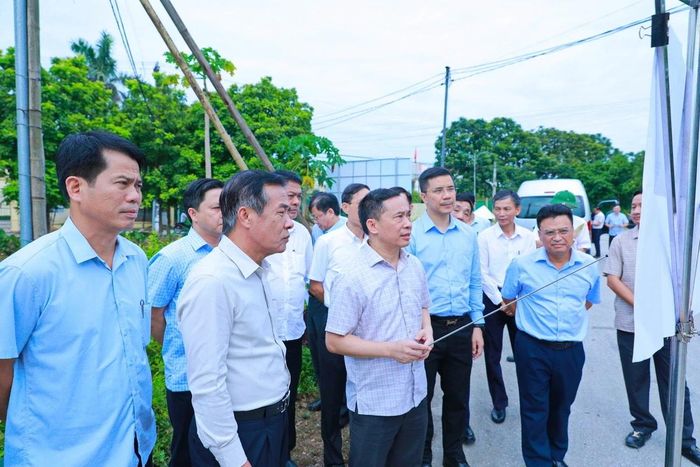 Bí thư Tỉnh ủy Lê Đức Thái và các thành viên trong đoàn kiểm tra Dự án Khu dân cư Bắc đường Lương Đình Của, phường Quang Trung.