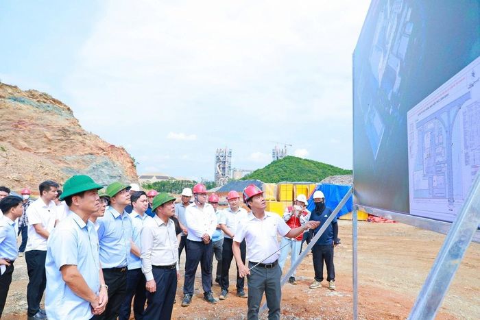 Bí thư Tỉnh ủy Lê Đức Thái và các thành viên trong đoàn kiểm tra Dự án Nhà máy điện rác Bỉm Sơn do Công ty TNHH năng lượng môi trường Tianyu làm chủ đầu tư.