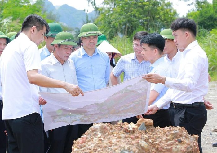 Bí thư Tỉnh ủy Lê Đức Thái và các thành viên trong đoàn kiểm tra Dự án quy hoạch nhà máy xử lý rác thải mới tại phường Bỉm Sơn theo Quy hoạch tỉnh.