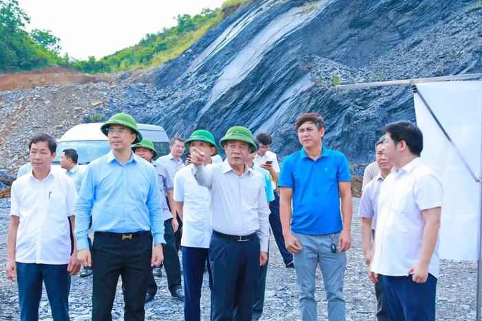 Bí thư Tỉnh ủy Lê Đức Thái và các thành viên trong đoàn kiểm tra dự án Trang trại chăn nuôi lợn nái sinh sản kết hợp cây ăn quả, cây dược liệu LKC Việt Nam.