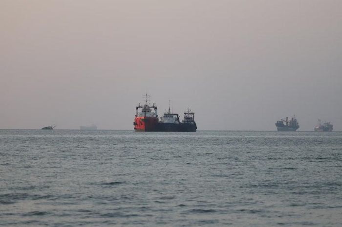 Các tàu thuyền di chuyển qua eo biển Hormuz gần thành phố Bandar Abbas, Iran, hôm 8 tháng 6 năm 2026. Ảnh: Reuters.