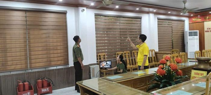 Công an xã Hoằng Hóa cùng điểm thi Trường THPT Lương Đắc Bằng kiểm tra khu vực bảo quản đề thi, bài thi.