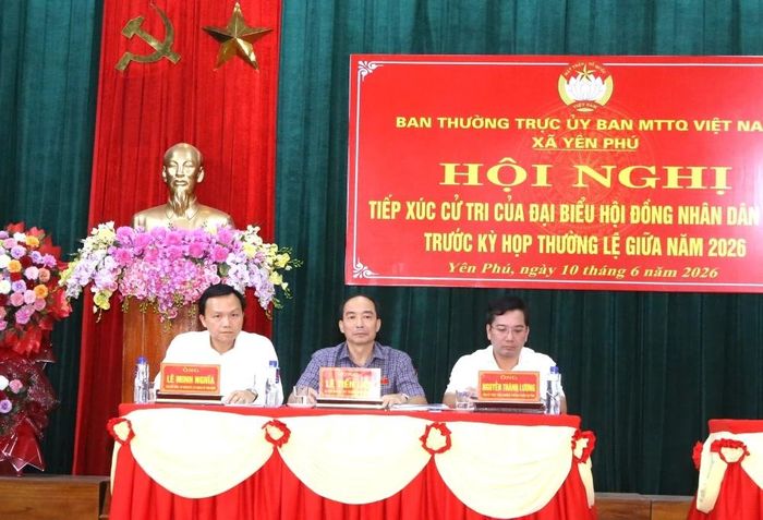 Các đại biểu HĐND tỉnh tổ bầu cử số 15 chủ trì buổi tiếp xúc cử tri.