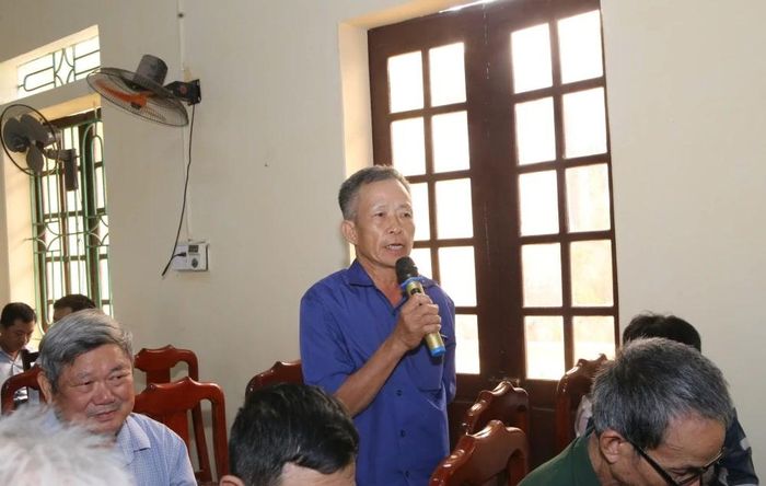 Cử tri tham gia ý kiến tại buổi tiếp xúc.