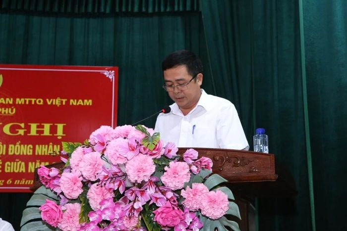 Cử tri xã Yên Ninh tham gia ý kiến.