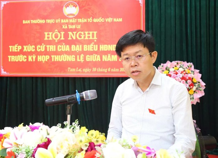 Ông Lê Hồng Quang, Tỉnh ủy viên, Bí thư Đảng ủy, Chủ tịch HĐND xã Quan Sơn tiếp thu các ý kiến của cử tri tại hội nghị.