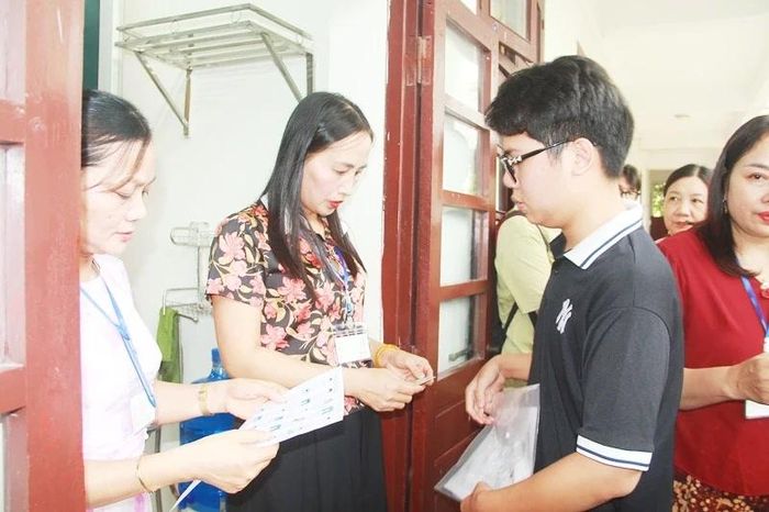 Ghi nhận tại 83 điểm thi, cán bộ tham gia làm nhiệm vụ thi đã có mặt đầy đủ. Tình hình an ninh trật tự, cơ sở vật chất phục vụ thi tại điểm thi đảm bảo. Tình hình bảo quản đề thi tại điểm thi an toàn, đúng quy định.