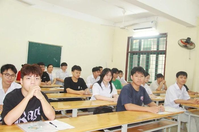 Sáng mai (11/6), thí sinh sẽ chính thức bước vào buổi thi đầu tiên với môn Ngữ Văn, thời gian làm bài 120 phút. Đây cũng là môn thi tự luận duy nhất của kỳ thi.