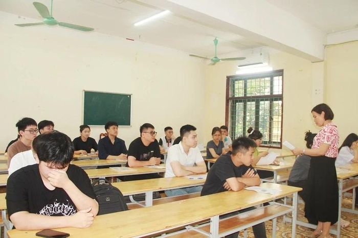 Tại buổi làm thủ tục dự thi chiều nay, thí sinh đã được cán bộ coi thi phổ biến quy chế thi, những lưu ý cần ghi nhớ...