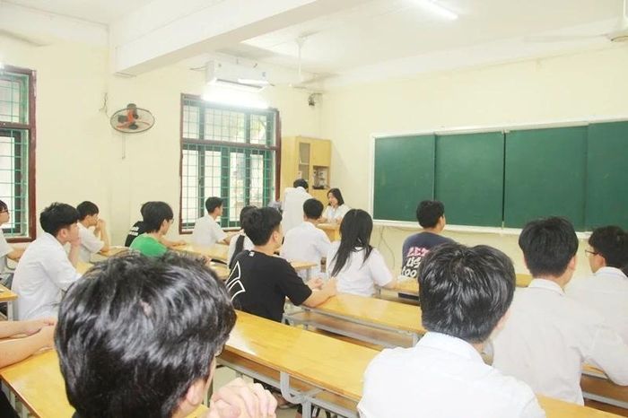 Theo quy chế thi tốt nghiệp THPT năm 2026, thí sinh sẽ dự thi 4 môn trong đó có 2 môn thi bắt buộc là toán, ngữ văn và 2 môn thi tự chọn trong số các môn còn lại được học ở lớp 12 gồm: Ngoại ngữ, Lịch sử, Vật lý, Hóa học, Sinh học, Địa lý, Giáo dục kinh tế và Pháp luật, Tin học, Công nghệ.