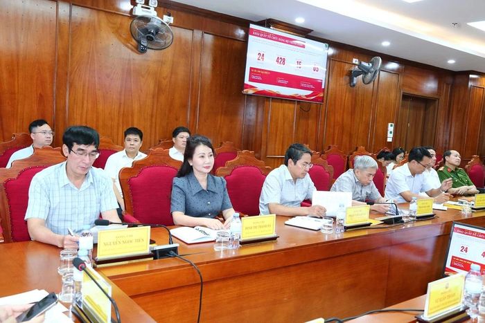 Các đại biểu tham dự tại buổi làm việc.