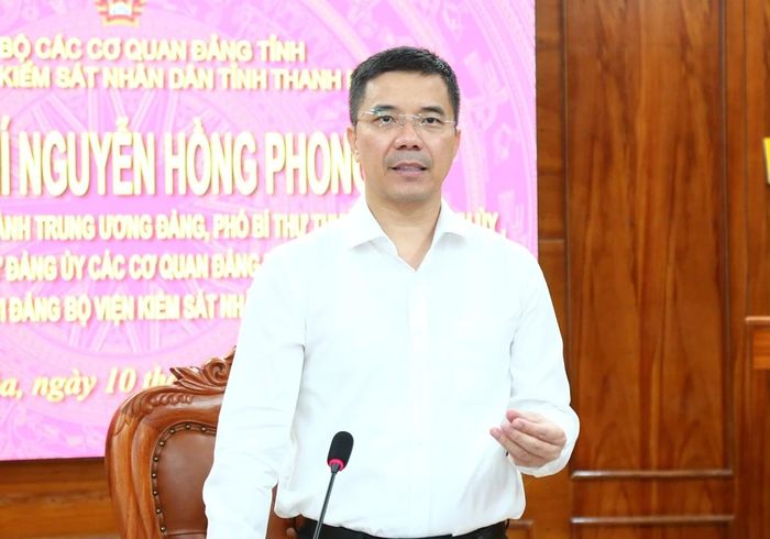 Đồng chí Nguyễn Hồng Phong, Ủy viên dự khuyết Trung ương Đảng, Phó Bí thư Thường trực Tỉnh ủy, Chủ tịch HĐND tỉnh, Bí thư Đảng ủy các cơ quan Đảng tỉnh phát biểu tại buổi làm việc.