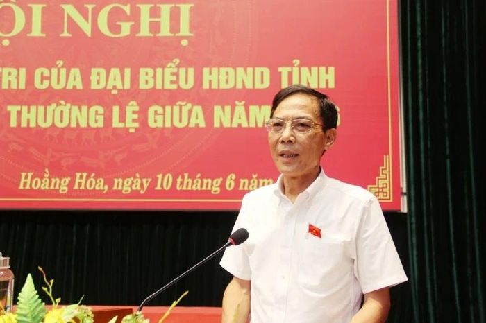 Đồng chí Đầu Thanh Tùng, Tỉnh ủy viên, Phó Chủ tịch UBND tỉnh phát biểu tiếp thu, giải trình kiến nghị của cử tri.